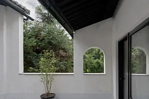 A minimalist house with a concrete exterior, featuring clean lines and natural light.