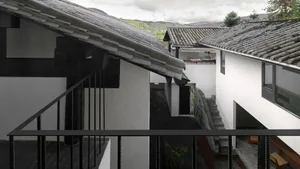 一座極簡住宅建築，融合混凝土與木質元素。