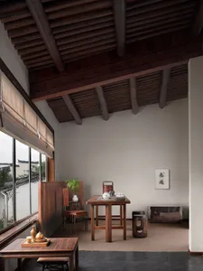 簡約客廳以木質與布料家具及裝飾為主。