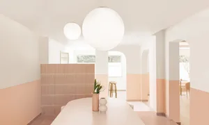 極簡餐廳室內空間，採用混凝土與水磨石材質