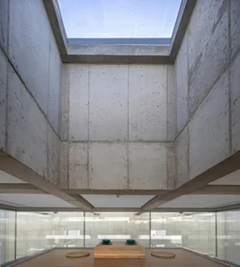 現代簡約室內空間，擁有混凝土牆面、混凝土地板與天窗。