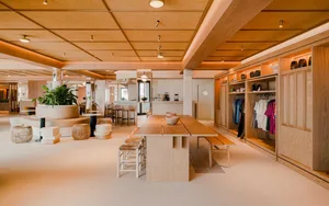 簡約餐廳室內空間，陳設木製餐桌、餐椅與層架。