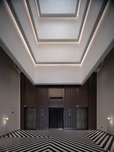 工業風電梯大廳，擁有金屬表面與地面條紋圖案。