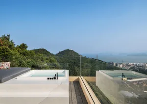 現代露臺以木、玻璃與混凝土元素呈現周圍景觀的奢華視野。