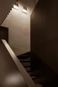 一座現代金屬樓梯，採用極簡設計與俐落線條。