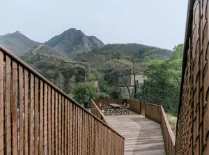 木棧道搭配欄杆，俯瞰壯麗山景。