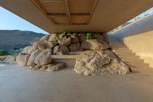 極簡室內設計，採用混凝土表面與天然岩石造景。