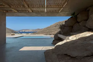 極簡住宅庭院，採用混凝土表面搭配天然岩石造景