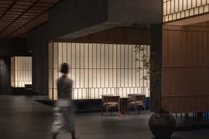現代大廳室內設計，展現木質牆面與座位安排。