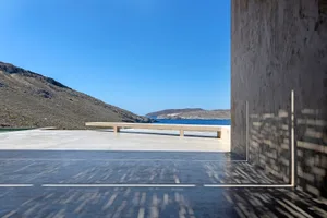 現代極簡景觀，採用混凝土與石材表面，擁有寧靜海岸區域及遠方景觀的開闊視野
