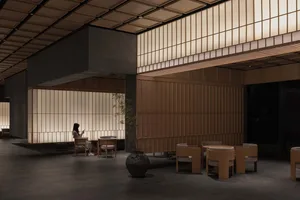 簡約大廳空間，搭配木質家具與玻璃隔間