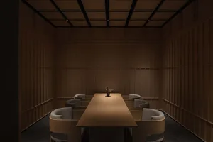 簡約現代餐廳用餐區，木質元素包括一張長木桌及周圍的軟墊餐椅