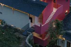 具有現代建築設計的建築物，採用磚塊與玻璃材質。