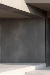 由混凝土板構成的現代建築外觀。