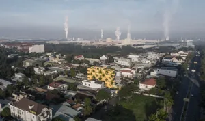 俯瞰城市景觀，背景為工業區，前景則是住宅與商業建築