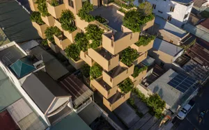 現代住宅建築，設有綠屋頂與混凝土結構。