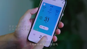 手持智慧型手機，螢幕顯示健康檢查應用程式