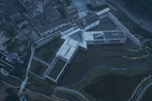 Aerial view of a modern courtyard house featuring concrete architecture.