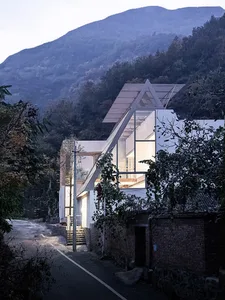 現代住宅建築，融合混凝土、玻璃與木質元素。