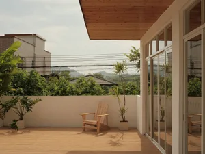 現代簡約露台，搭配木質平台、植物與木椅。