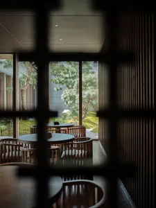 現代餐廳咖啡廳室內，擺設木質桌椅。