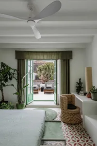 現代臥室採用混凝土地板與環保設計元素。