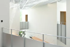 現代辦公空間搭配鋼製天花板設計。
