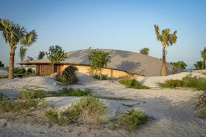 極簡住宅建築，搭配弧形陶土瓦屋頂