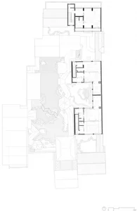 現代住宅的平面圖，展示客廳內設有游泳池的設計。