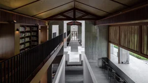 現代圖書館室內的3D透視攝影，呈現混凝土牆面與地板、俐落黑色欄杆，以及高