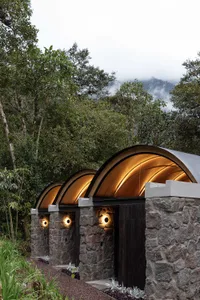 現代住宅建築，採用石材外牆與金屬結構。