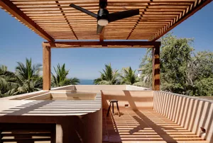 Vue panoramique de la terrasse en bois.