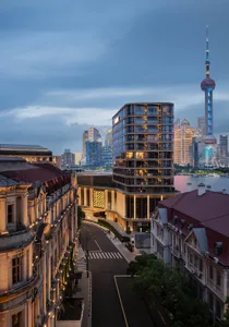 一座以現代玻璃立面與鋼結構建築為主的城市景觀。