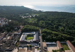 俯瞰村落，建築由木頭、混凝土與瀝青構成。