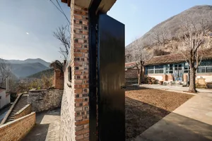 鄉村環境中傳統磚造房屋的外觀視角。