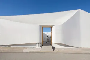 極簡建築設計，搭配白色水泥牆，呈現俐落現代的外觀。