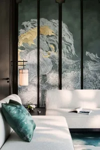 現代客廳，牆面採用帶有波浪紋理的紡織壁紙