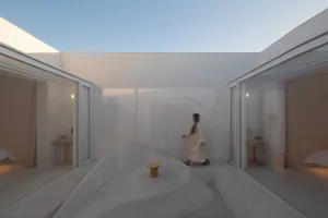 現代簡約白色室內，搭配玻璃牆與混凝土地板