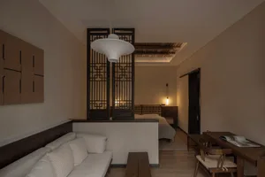 一間傳統臥室，搭配木製家具與布料點綴。