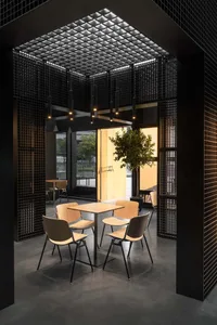 極簡餐廳室內，搭配金屬點綴與黑色牆面