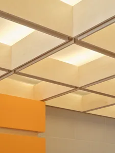 現代室內燈具的特寫視角，突顯其設計與安裝細節。