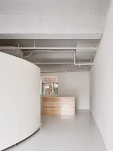 現代辦公室空間，牆面與地板皆採用白色嵌板設計。