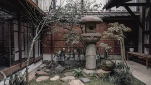 寧靜的傳統日式庭園，點綴石燈籠、碎石步道與綠意植栽。