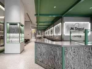 一間採用混凝土與金屬飾面的工業風咖啡廳。
