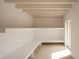 現代極簡室內設計，展示混凝土住宅衣帽間搭配白色層板。