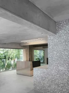 現代簡約室內設計，搭配落地混凝土牆面與當代燈具。