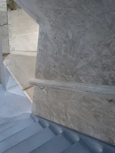 建築物內混凝土階梯的真實照片，白色樓梯間，從未知方向灑入自然光線