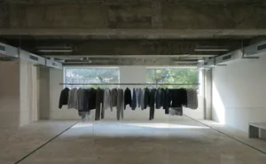 空曠空間內的玻璃展示櫃，陳列各種尺寸與款式的夾克，營造乾淨整潔的氛圍
