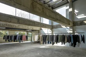 現代空間內配有衣架，展示各式服飾，環境時尚優雅