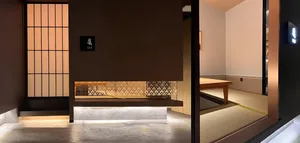 一間現代空間內，設有棕色木質玻璃門櫃